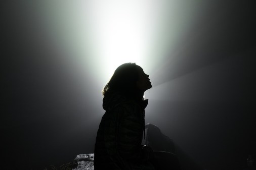 silhouette-2606648_1280